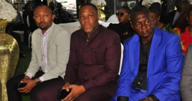 LE SG DE LA FECOFA, JEAN-MARIE MBUYI KALONJI, REND HOMMAGE A L’ANCIEN INTERNATIONAL ROGER LUKAKU CONDUIT EN SA DERNIERE DEMEURE CE JEUDI 23.10 LE SG DE LA FECOFA, JEAN-MARIE MBUYI KALONJI, REND HOMMAGE A L’ANCIEN INTERNATIONAL ROGER LUKAKU CONDUIT EN SA DERNIERE DEMEURE CE JEUDI 23.10