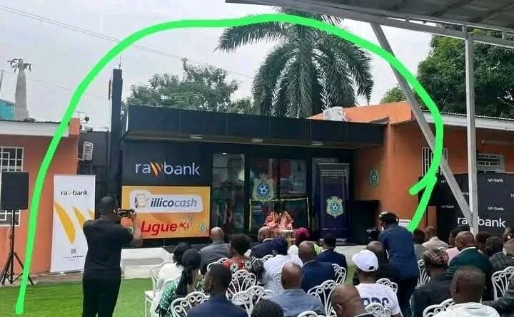 LE LIGABLO BUDGETIVORE POUR COOPÉRANTS DE LA BELINDA CONOR SENTANT SA FIN IMMÉDIATE