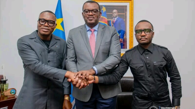 LE GOUVERNEUR MAKAKA ET LE VICE-GOUVERNEUR AYAKA FUMENT LE CALUMET DE LA PAIX