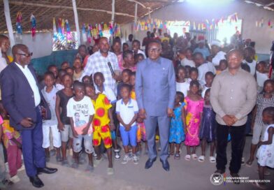 LE GOUVERNEUR JEAN-COLLINS MAKAKA AU CHEVET DES ORPHELINS DU BON SAMARITAIN LISALA